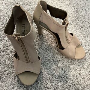 Moda nude heels with zipper feature